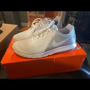 WOMENS NIKE SNEAKER FLEX EXPERIENCE RN 8.5 WHITE N GRAY